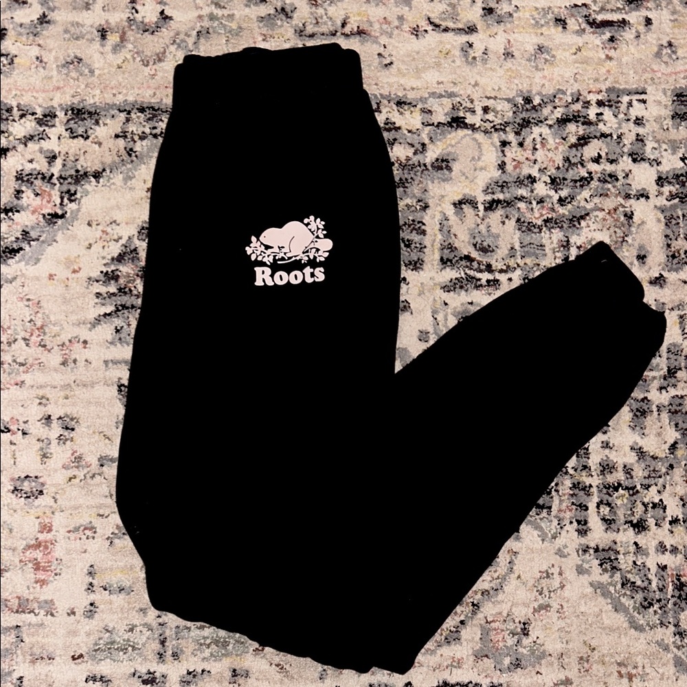 Roots Canada Black Sweatpants

Adult Size XS, fits fairly long!